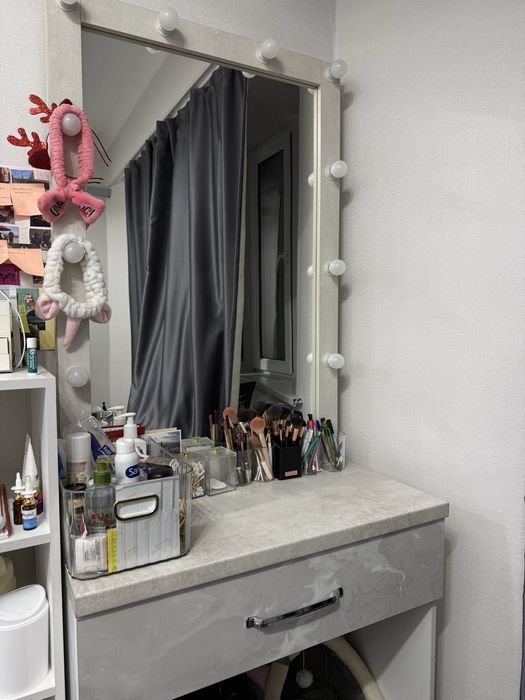 Продается макияжный стол, трюмо с лампочками