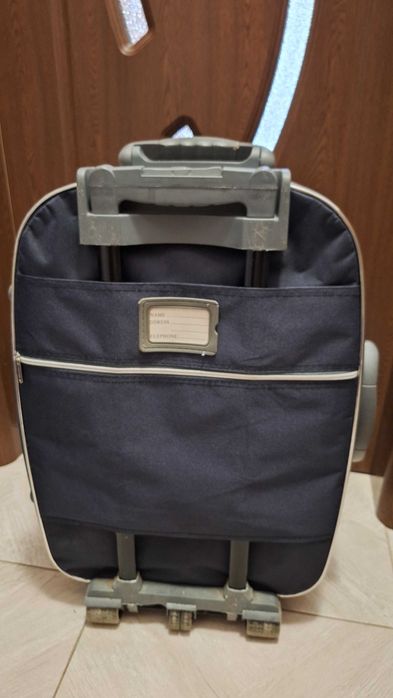 Продавам тъмно син куфар