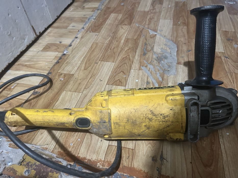 Продам болгарку деволт