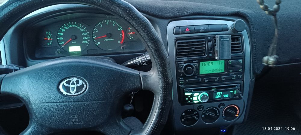 Тойота авенсис .