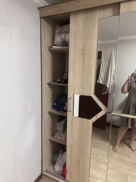 Продается вместительный шкаф-купе с зеркалами