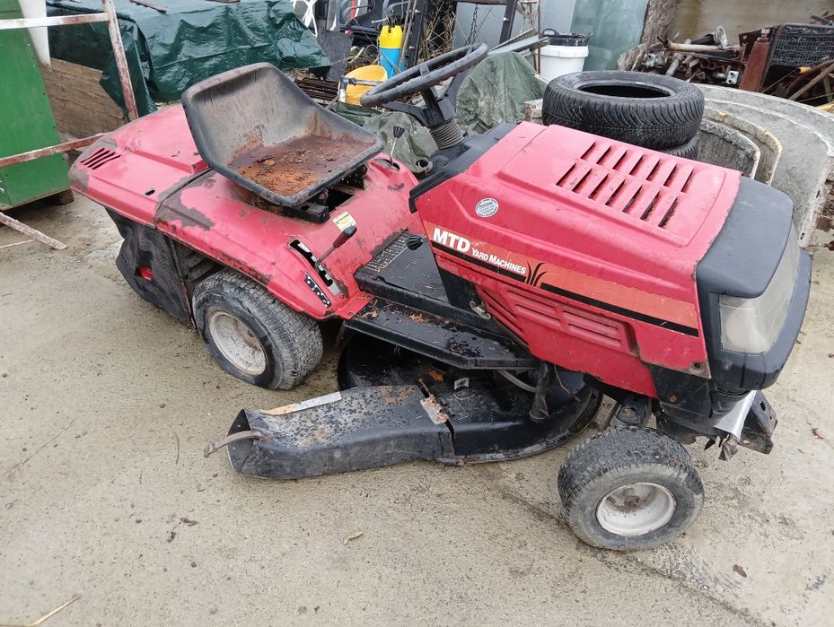 Tractoras mtd tuns iarba