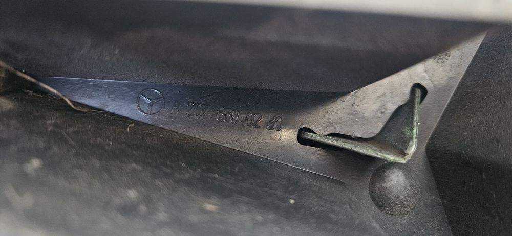 Решетка с емблема за Mercedes e klass coupe / е класа купе w207