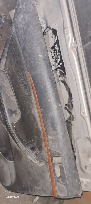 Авенсис  т250 дверь