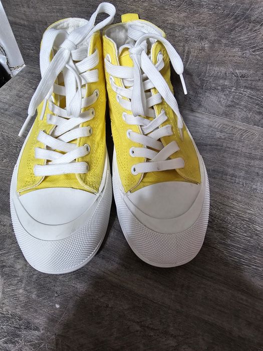 Кеды (35) и кроссовки (36), б/у, по 50 тысяч.