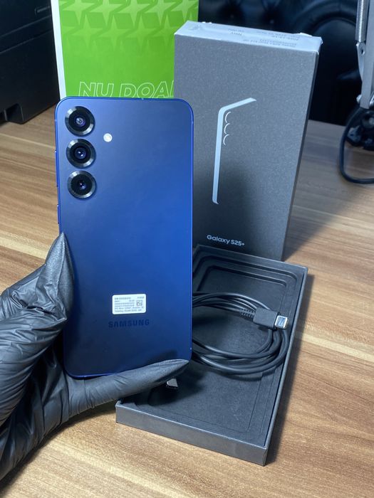 Samsung Galaxy s25+ • 512 GB • Navy