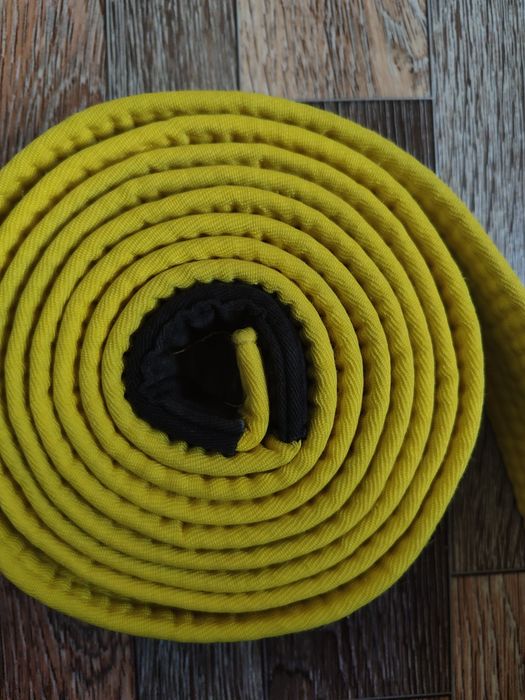 Пояс черно-желтый