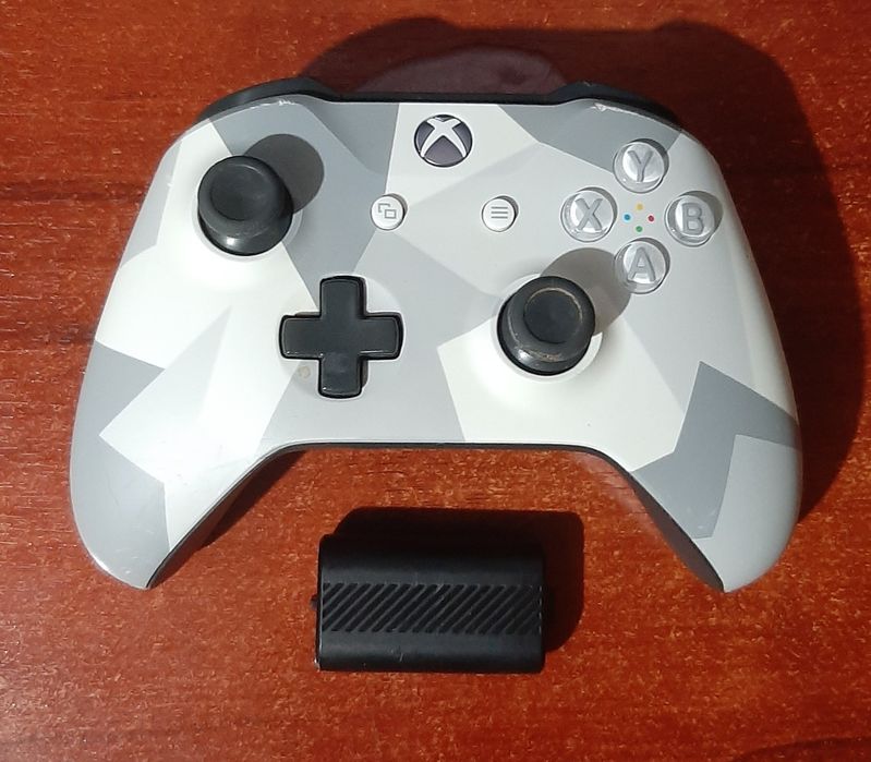 Vând maneta xbox one s x wireless controller winter forces special edition în stare bună
