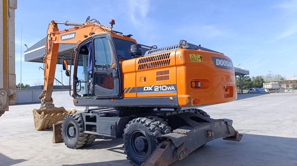 Экскаватор сотилади! 135.000$