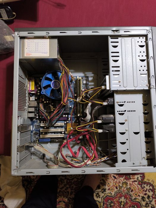 Компютър и монитор