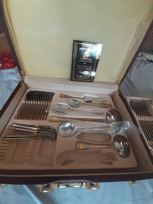 Продам столовый набор на 11 персон