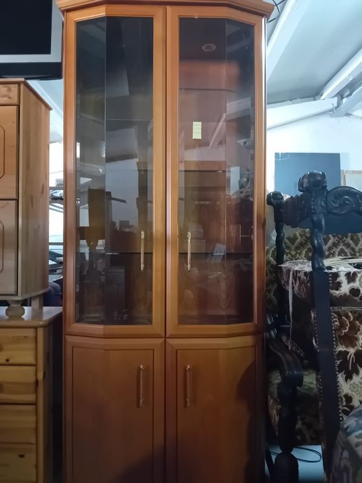Vând  vitrine  și piese de mobilier