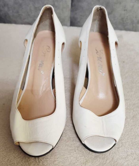 Бели летни обувки на ток, естествена кожа