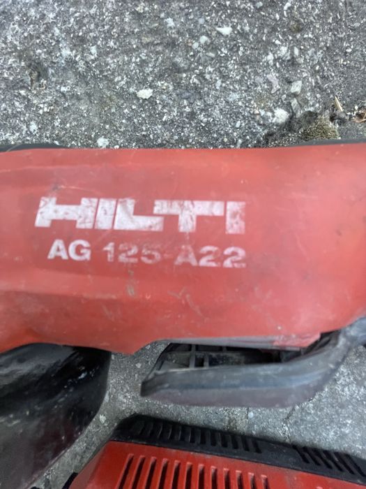 HiLTi  ъглошлайф AG 125-A22 с батерия и зарядно цената е за комплекта