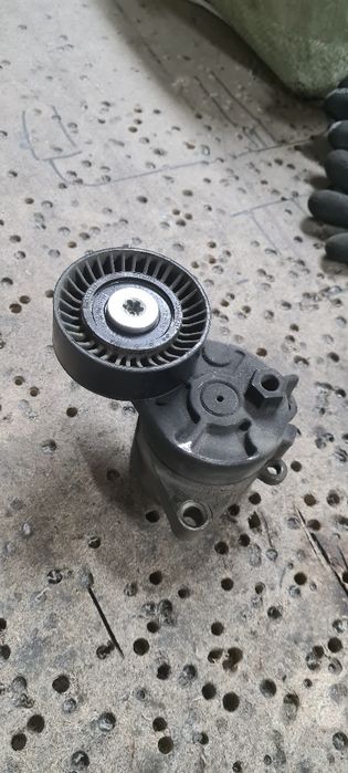 Натяжитель ремня  BMW E34