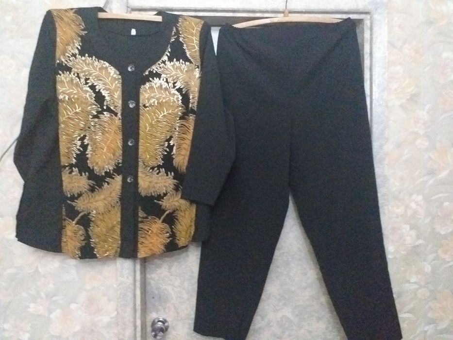 Продаётся женский костюм двойка, очень красивый