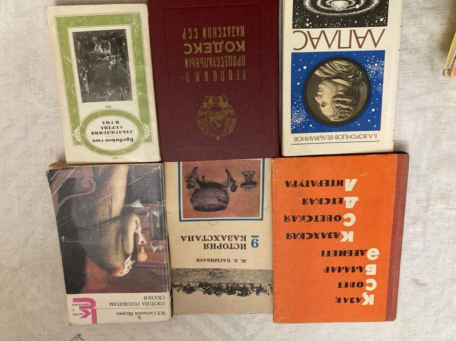 Продаются книги.