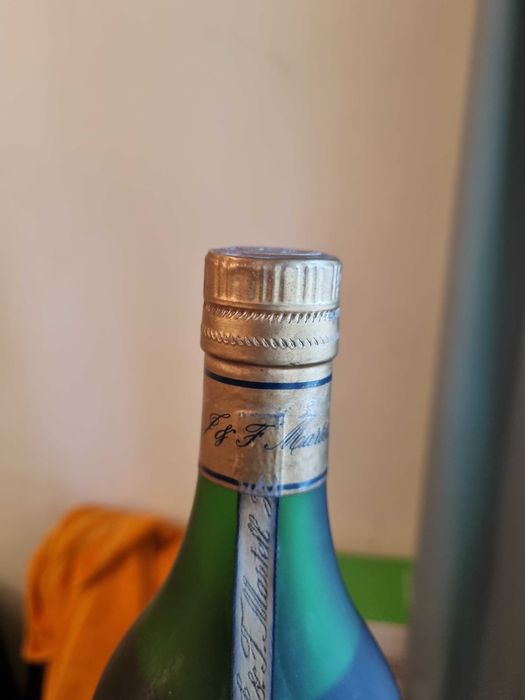 Коняк Martell - запечатана, неотваряна с десетилетия бутилка