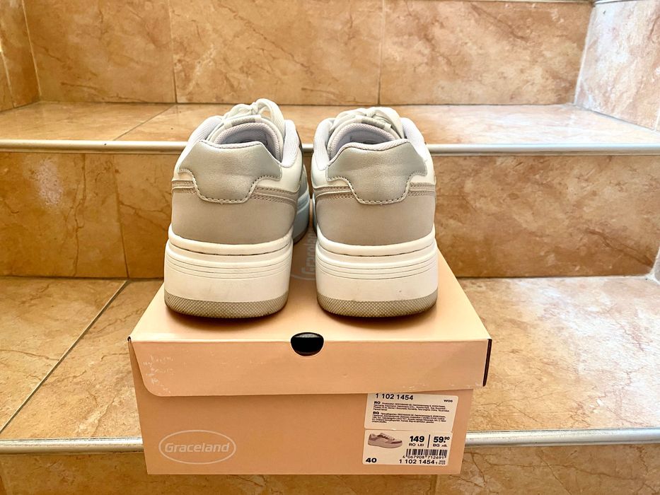 Дамски бели обувки