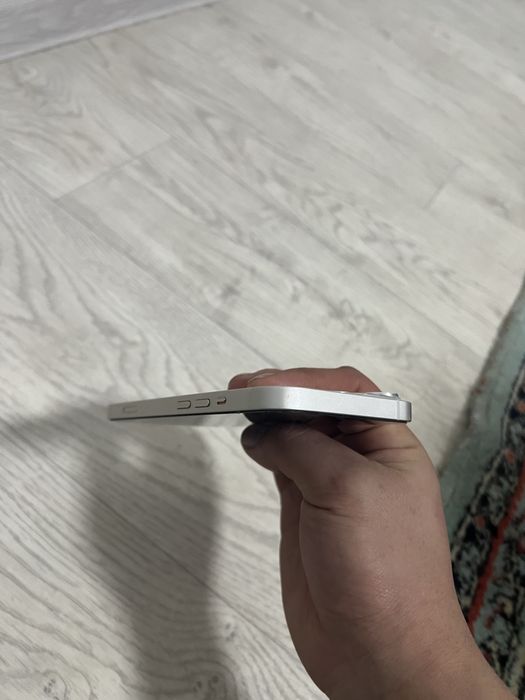 Айфон 13 белый.