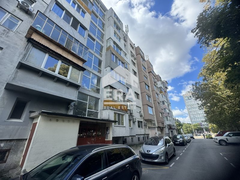 Тристаен апартамент за продажба , за основен ремонт - район Окръжна Бо