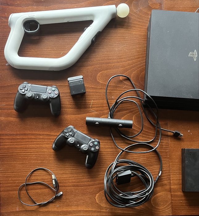 PS4, две контролера, VR oчила и PS VR aim controller