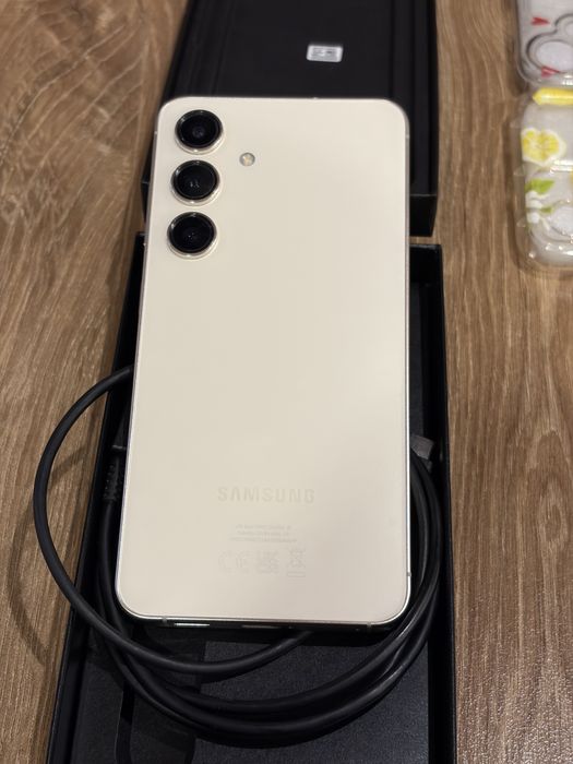 Samsung S24 128gb с 10 кейса
