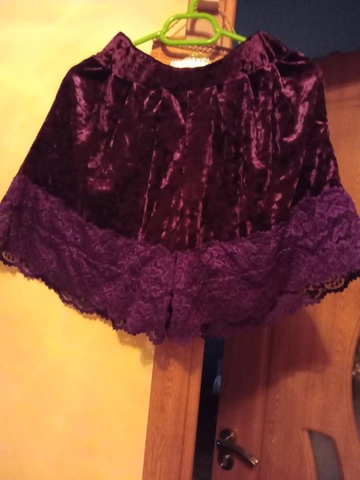 2 Fuste Catifea Creata +Pantalon scurt Catifea Creata cu Broderie  Elastica Dama Marime XLRoz și Negru Nou
