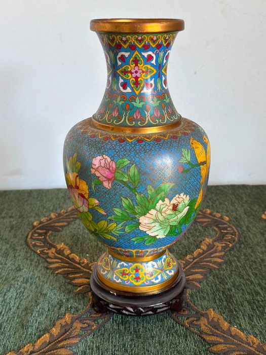 .Vază vintage Cloisonné mare – email policrom, motive florale, suport din lemn 36 cm
