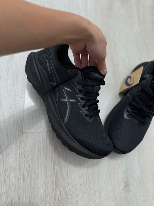 Продам новые кроссы Asics