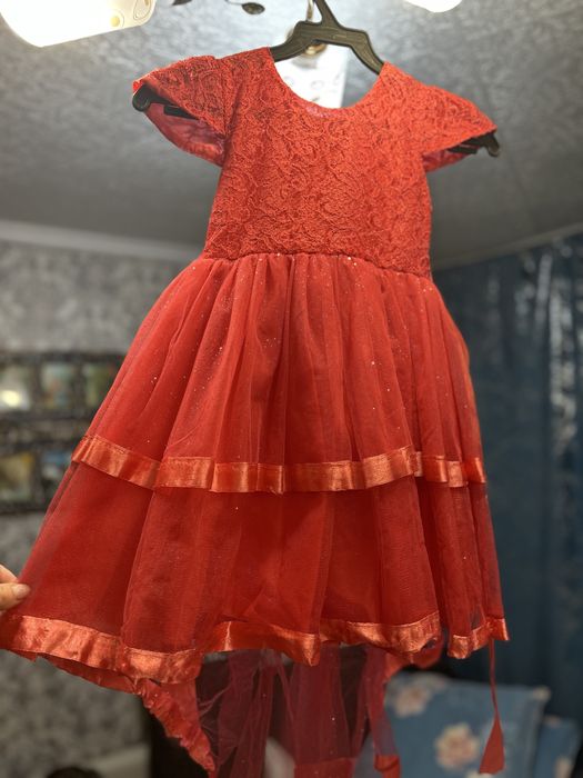 Продам платья на девочку 3-7 лет.