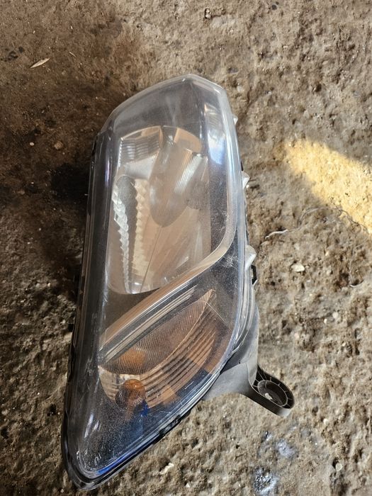 Far dreapta dacia logan 2014 (cleme rupte)