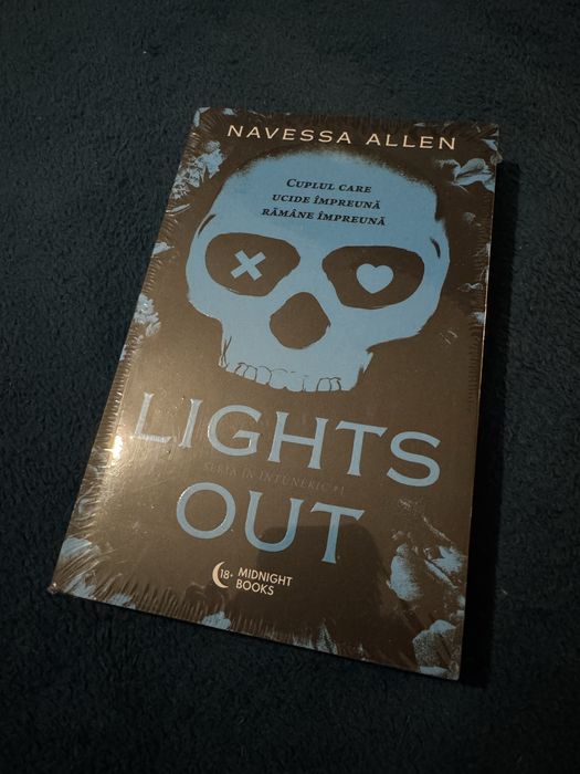 Roman dark romance, editie speciala sprayed edges – Lights Out