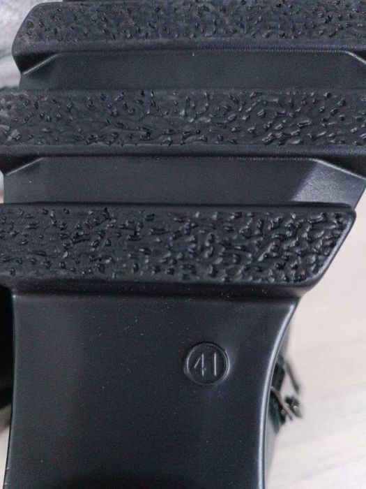 Продаются новые полусапожки на меху размер 41