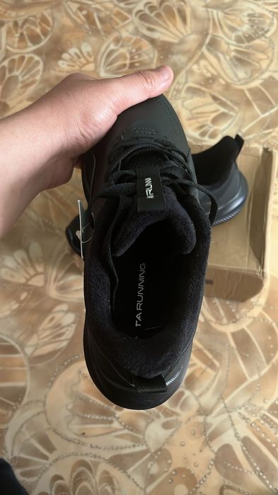 Продам оригинал Кроссы Анта 15.000