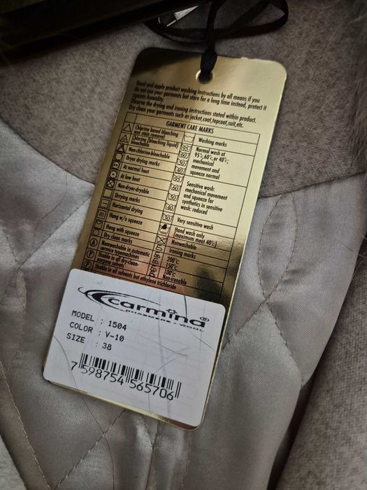 Ново дамско палто на Carmina