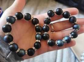 гривни от естествени камъни