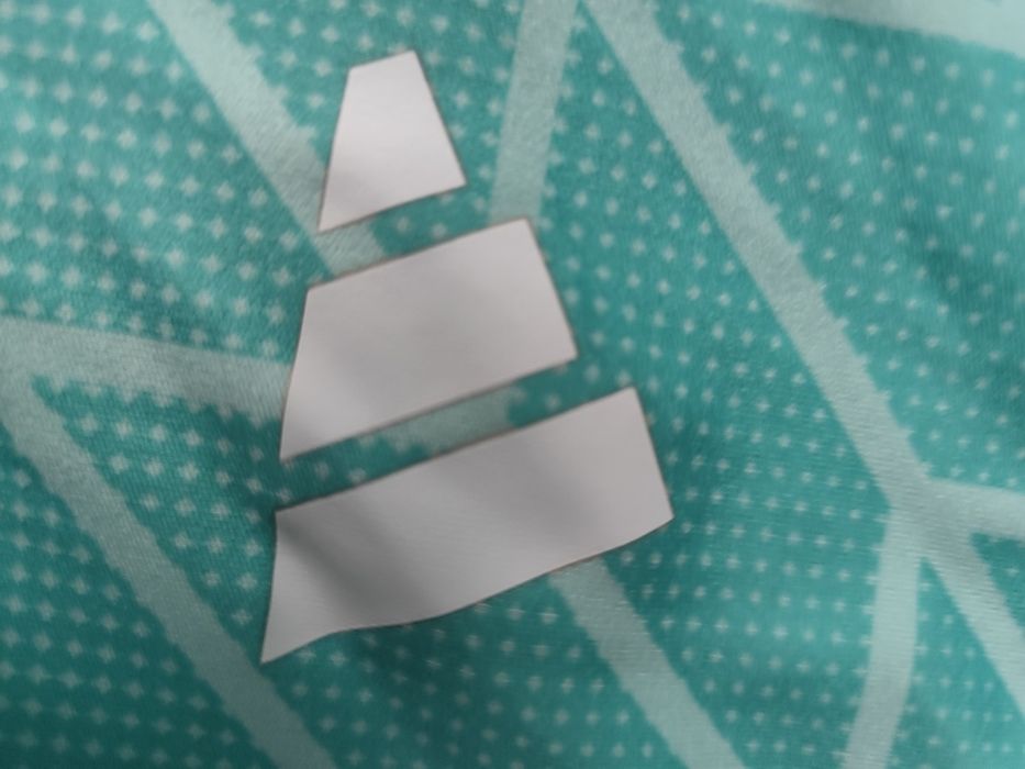 Продавам много добре запазена тениска на Адидас