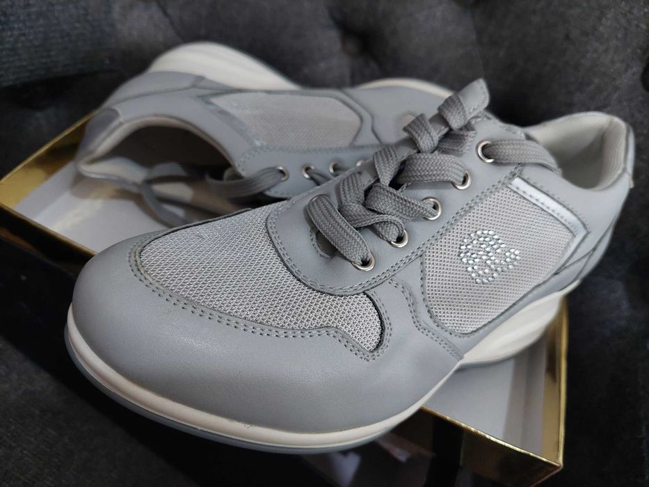 Pantofi sport cu toc plat de 5 cm în interior și față din piele eco