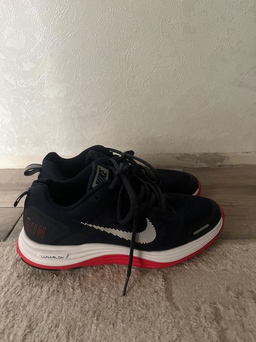 Крассовки  Nike..