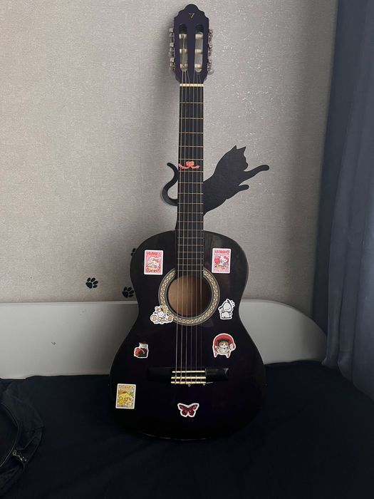 Продам не большую гитару