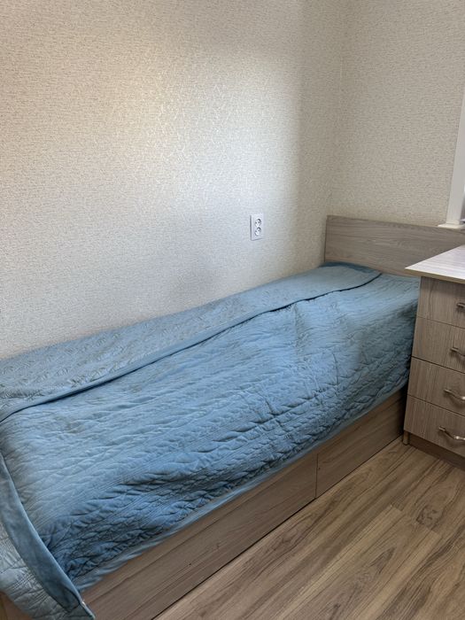 Продается стол, с двумя кроватью