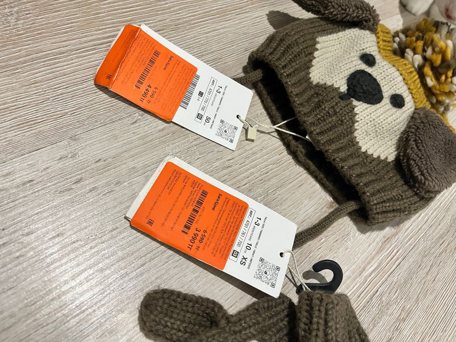 Шапка и варежки Zara