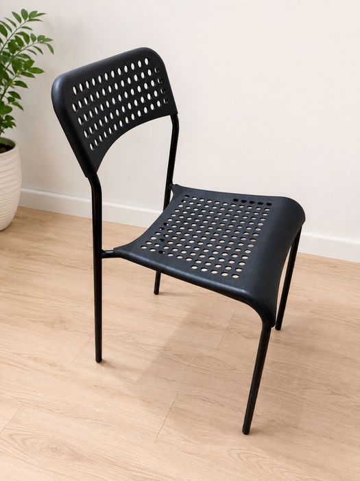 Scaun ikea negru plastic gaurele