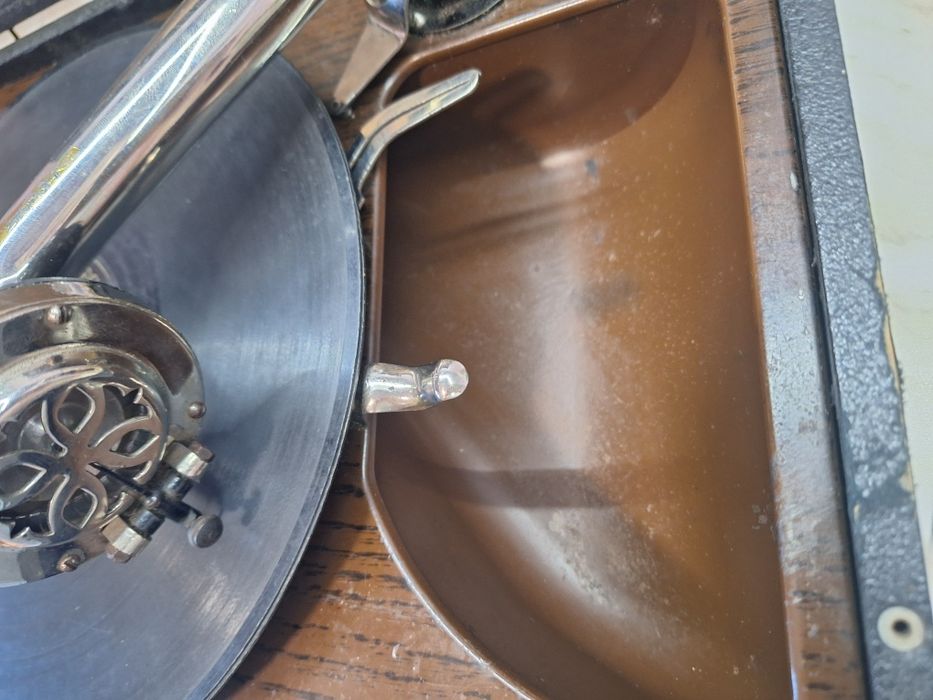 Ретро преносим грамофон с куфарче