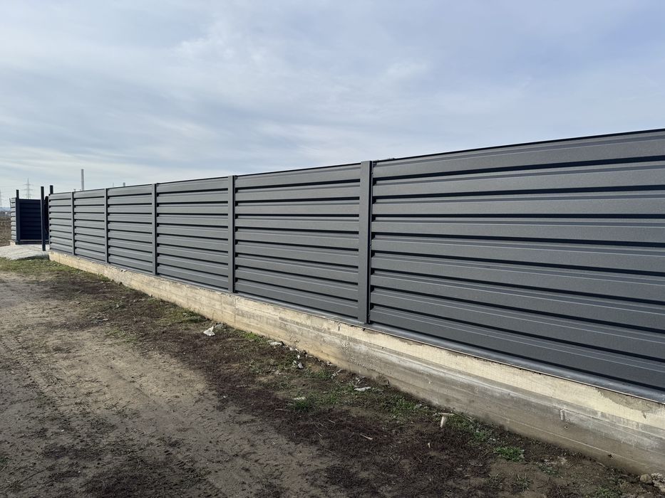 Garduri si porti din sipca metalica, panouri stil jaluzele, tabla cutata, plasa bordurata si alte modele