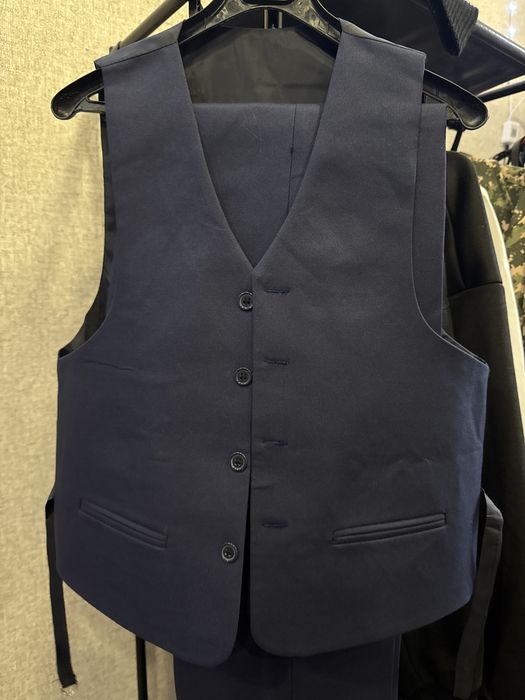 темно-синий костюм