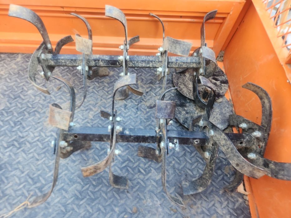 Vand sau schimb motocultor cu masina de cosit iarba