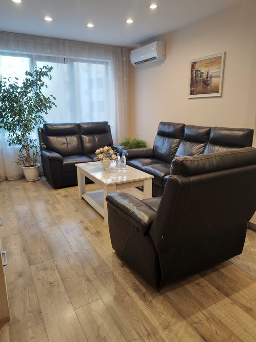 Нощувки .Луксико  е двустаен апартамент с гараж .До Гранд мол .