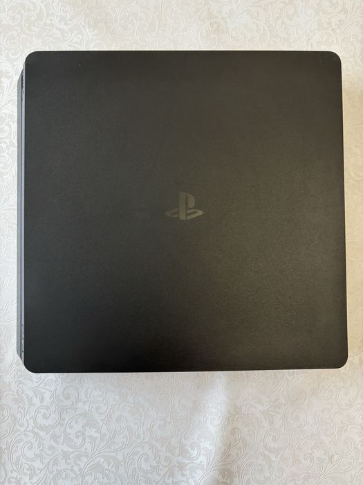 PlayStation 4 Slim + 2 геймпада + 4 игры